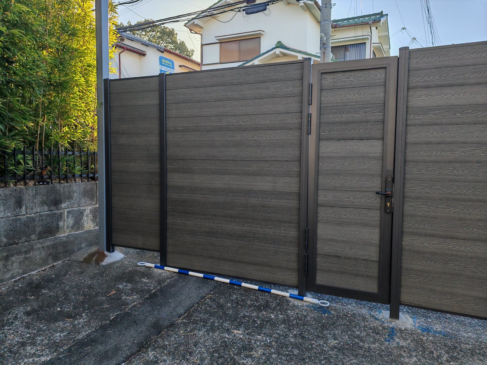 門扉付きの目隠しフェンス