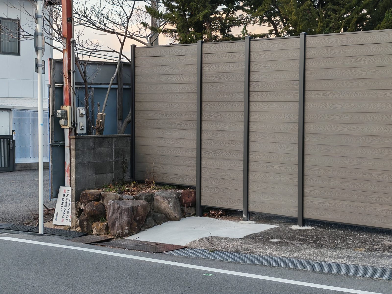 明るいグレージュ色の目隠しフェンス