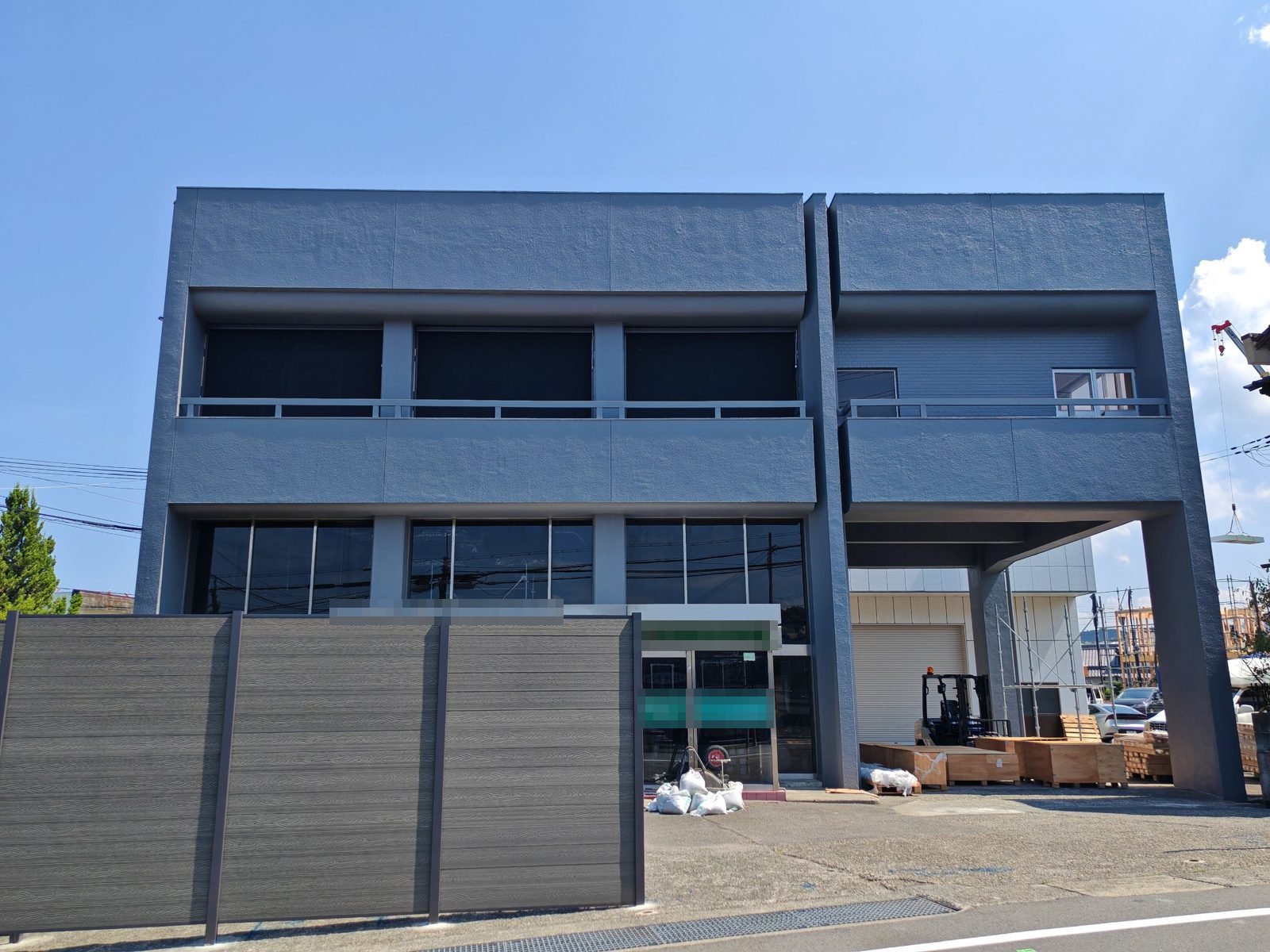 道路沿いの自社社屋の目隠しフェンス