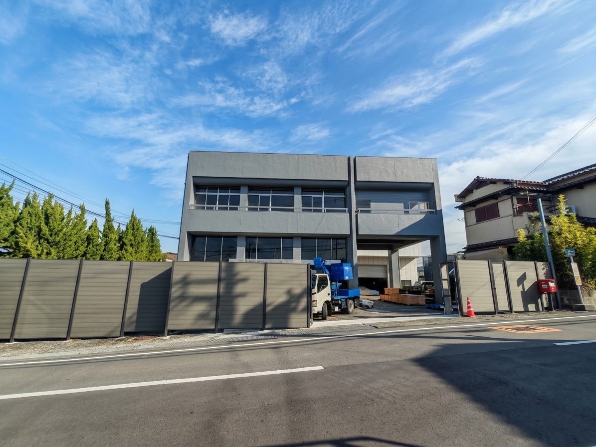 株式会社本土の社屋と、道路沿いに施工した人工木の目隠しフェンス